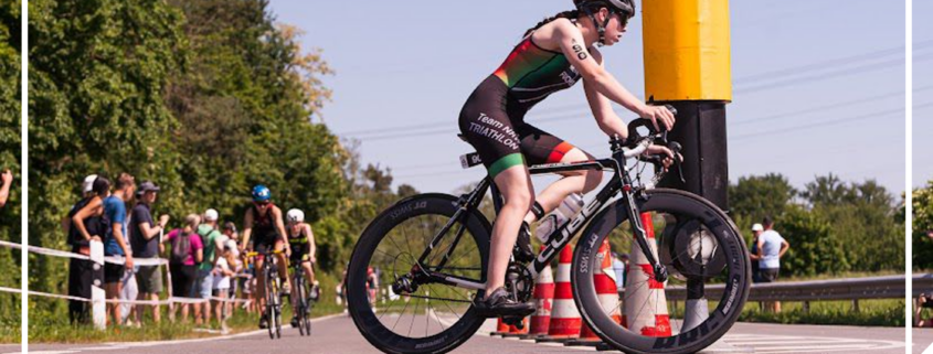 Leonie Büchel am Wendepunkt der Radstrecke beim Heideseetraithlon in Forts beim DTU Jugendcup.
